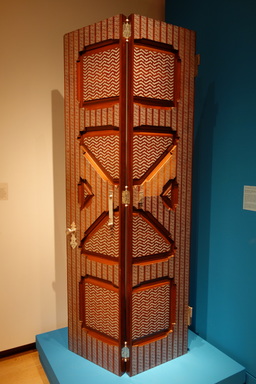 Porte vitrée à double battant en 1881. Source : http://data.abuledu.org/URI/551be064-porte-vitree-a-double-battant-en-1881