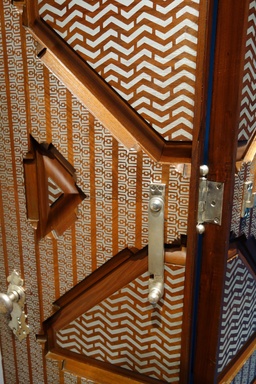 Porte vitrée en 1883. Source : http://data.abuledu.org/URI/551bdf49-porte-vitree-en-1883