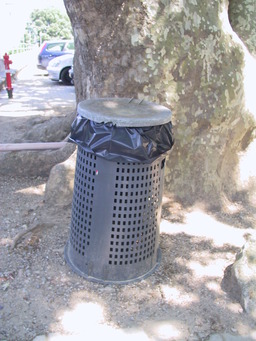 Poubelle publique. Source : http://data.abuledu.org/URI/502cf188-poubelle-publique
