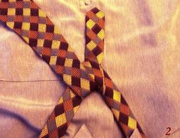 Pour faire un noeud de cravate - 2. Source : http://data.abuledu.org/URI/5335e6c9-pour-faire-un-noeud-de-cravate-2