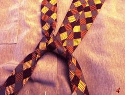 Pour faire un noeud de cravate - 4. Source : http://data.abuledu.org/URI/5335e78e-pour-faire-un-noeud-de-cravate-4