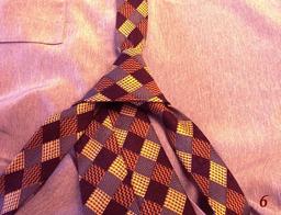 Pour faire un noeud de cravate - 6. Source : http://data.abuledu.org/URI/5335e837-pour-faire-un-noeud-de-cravate-6