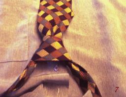 Pour faire un noeud de cravate - 7. Source : http://data.abuledu.org/URI/5335e897-pour-faire-un-noeud-de-cravate-7