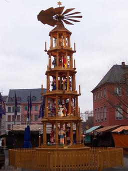 Pyramide de Noël au marché de Mayence. Source : http://data.abuledu.org/URI/549fd59b-pyramide-de-noel-au-marche-de-mayence