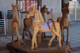 Quatre chevaux de manège en bois. Source : http://data.abuledu.org/URI/5372624c-quatre-chevaux-de-manege-en-bois