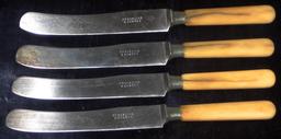 Quatre couteaux de table. Source : http://data.abuledu.org/URI/503e8581-quatre-couteaux-de-table