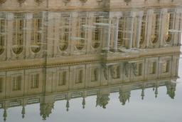 Reflet du Chateau de Versailles dans le Parterre d'eau. Source : http://data.abuledu.org/URI/520fde57-reflet-du-chateau-de-versailles-dans-le-parterre-d-eau