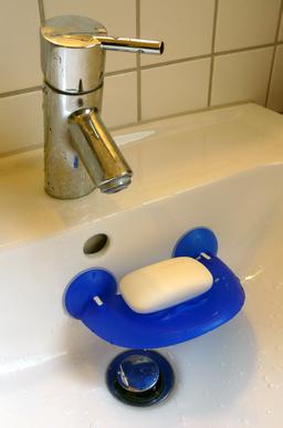 Robinet de lavabo avec savon. Source : http://data.abuledu.org/URI/535c1e03-robinet-de-lavabo-avec-savon