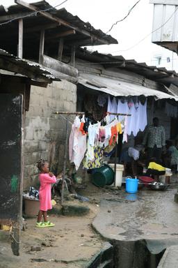 Ruelle de Bessengue à Douala. Source : http://data.abuledu.org/URI/52daf032-ruelle-de-bessengue-a-douala