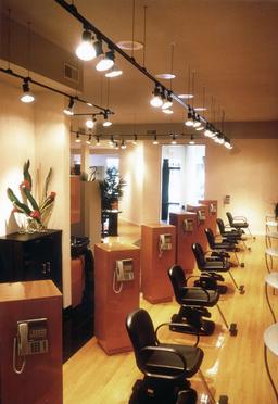 Salon de coiffure vide. Source : http://data.abuledu.org/URI/5332cd7f-salon-de-coiffure-vide