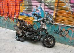 Scooter accidenté. Source : http://data.abuledu.org/URI/58e6ada6-scooter-accidente