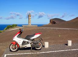 Scooter aux Açores. Source : http://data.abuledu.org/URI/58e6ab14-scooter-aux-acores