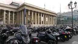 Scooters parisiens place de la Bourse. Source : http://data.abuledu.org/URI/58e6b5bc-scooters-parisiens-place-de-la-bourse