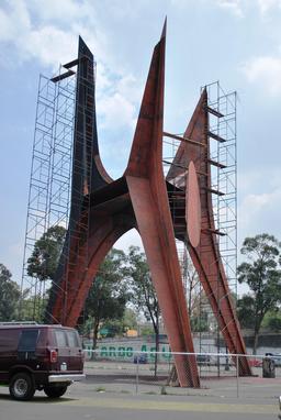 Sculpture de Calder en cours de rénovation à Mexico. Source : http://data.abuledu.org/URI/541ee8fe-sculpture-de-calder-en-cours-de-renovation-a-mexico