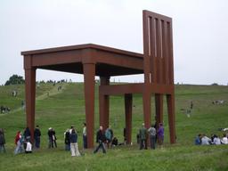 Sculpture de table et chaise géantes. Source : http://data.abuledu.org/URI/520c1e68-sculpture-de-table-et-chaise-geantes