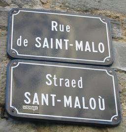 Signalétique bilingue à Rennes. Source : http://data.abuledu.org/URI/52bca0fc-signaletique-bilingue-a-rennes