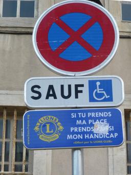 Signalisation handicaps à Nancy. Source : http://data.abuledu.org/URI/581a4481-signalisation-handicaps-a-nancy