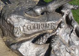 Signature du sculpteur Lecourtier. Source : http://data.abuledu.org/URI/54a18d4c-signature-du-sculpteur-lecourtier