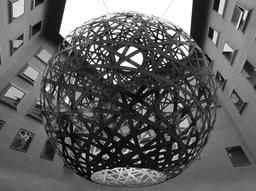 Sphère suspendue à Munich. Source : http://data.abuledu.org/URI/59daa06c-sphere-suspendue-a-munich