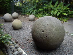 Sphères en pierre au Costa Rica. Source : http://data.abuledu.org/URI/5518157e-spheres-en-pierre-au-costa-rica