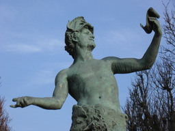 statue d'acteur. Source : http://data.abuledu.org/URI/50238216-statue-d-acteur