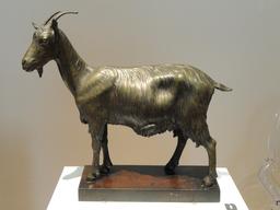 Statue de chèvre. Source : http://data.abuledu.org/URI/59181347-statue-de-chevre