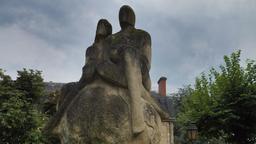 Statue de couple à Montignac-24. Source : http://data.abuledu.org/URI/5994bbd1-statue-de-couple-a-montignac-24