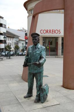Statue de facteur au Portugal. Source : http://data.abuledu.org/URI/534405ae-statue-de-facteur-au-portugal