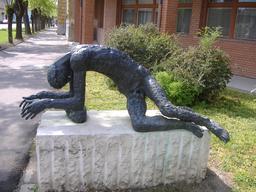 Statue de l'homme épuisé. Source : http://data.abuledu.org/URI/585f66c5-statue-de-l-homme-epuise