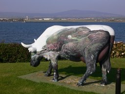 Statue de vache à Langness. Source : http://data.abuledu.org/URI/5209454c-statue-de-vache-a-langness