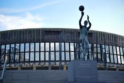 Statue du basketballeur croate Dražen Petrović. Source : http://data.abuledu.org/URI/587b8af9-statue-du-basketballeur-croate-dra-en-petrovi-