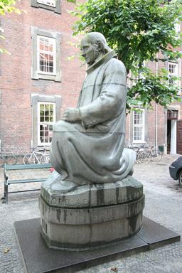 Statue du pédagogue danois Grundtvig. Source : http://data.abuledu.org/URI/59180e77-statue-du-pedagogue-danois-grundtvig
