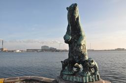 Statues dans le port de Copenhague. Source : http://data.abuledu.org/URI/59180b46-statues-dans-le-port-de-copenhague