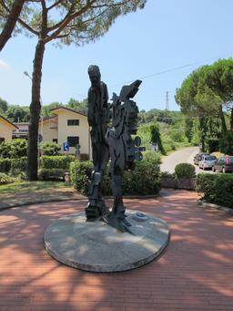 Statues de Pinocchio et Geppetto. Source : http://data.abuledu.org/URI/519e30ff-statues-de-pinocchio-et-geppetto