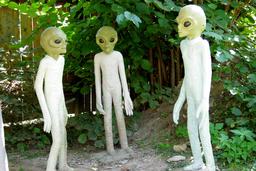 Statues des trois hommes verts. Source : http://data.abuledu.org/URI/54c01e29-statues-des-trois-hommes-verts