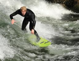 Surfer sur l'Eisbach à Munich. Source : http://data.abuledu.org/URI/59da9c4a-surfer-sur-l-eisbach-a-munich
