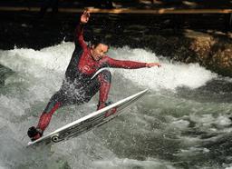 Surfeur à Munich. Source : http://data.abuledu.org/URI/58851ed3-surfeur-a-munich