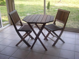 Table pliante en bois. Source : http://data.abuledu.org/URI/501ee1dd-table-pliante-en-bois