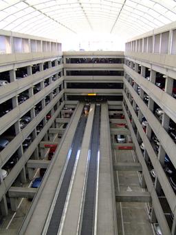 Tapis roulants dans le parc de stationnement d'un aéroport. Source : http://data.abuledu.org/URI/53ae9309-tapis-roulants-dans-le-parc-de-stationnement-d-un-aeroport