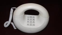 Téléphone des années 60. Source : http://data.abuledu.org/URI/5397007b-telephone-des-annees-60