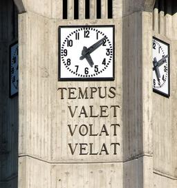 Tempus valet, volat, velat. Source : http://data.abuledu.org/URI/529a79f9-tempus-valet-volat-velat
