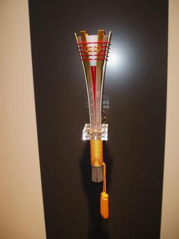 Torche olympique japonaise de Nagano. Source : http://data.abuledu.org/URI/534a91b4-torche-olympique-japonaise-de-nagano