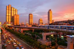 Train aérien de Bangkok. Source : http://data.abuledu.org/URI/54d9be0f-train-aerien-de-bangkok