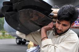 Transport de pelles au Pakistan. Source : http://data.abuledu.org/URI/53732bf7-transport-de-pelles-au-pakistan