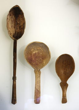 Trois cuillères en bois médiévales. Source : http://data.abuledu.org/URI/503a3c2d-trois-cuilleres-en-bois-medievales
