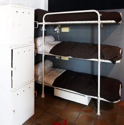 Trois lits superposés dans un porte-avion. Source : http://data.abuledu.org/URI/535eab3c-trois-lits-superposes-dans-un-porte-avion