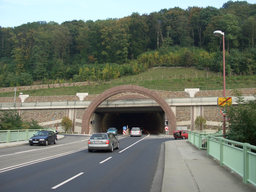 Tunnel sous la montagne. Source : http://data.abuledu.org/URI/501c51b1-tunnel-sous-la-montagne