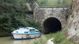 Tunnel sur le canal du midi. Source : http://data.abuledu.org/URI/501c523e-tunnel-sur-le-canal-du-midi