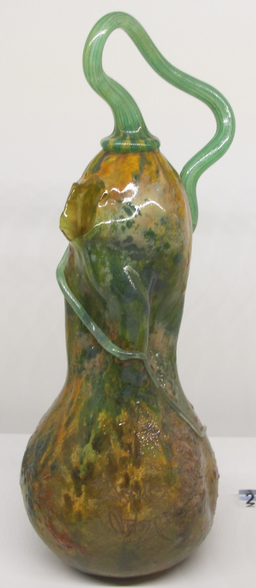 Vase coloquinte de Daum. Source : http://data.abuledu.org/URI/53025592-vade-coloquinte-de-daum