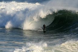 Vague et surfeur. Source : http://data.abuledu.org/URI/53af3779-vague-et-surfeur